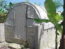 vue 3/4 du F.A.U shelter construit à haïti / murs en parpins 